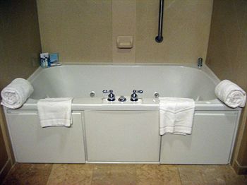 Deep Soaking Bathtub