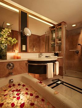 Deep Soaking Bathtub