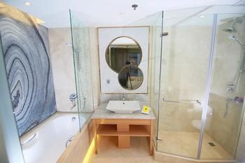 Cosmopolitan-Hotel-Hong-Kong-Bathroom