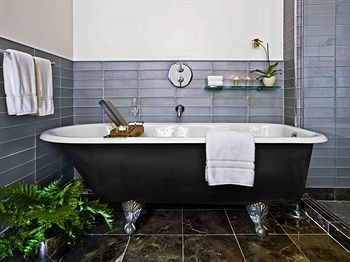 Deep Soaking Bathtub