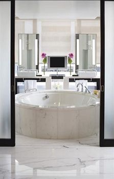 Deep Soaking Bathtub