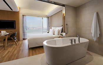 Deep Soaking Bathtub