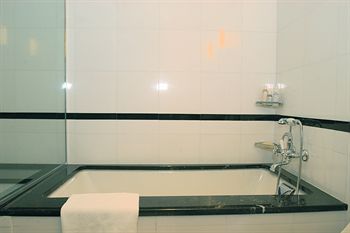 Deep Soaking Bathtub