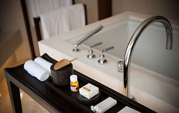 Deep Soaking Bathtub