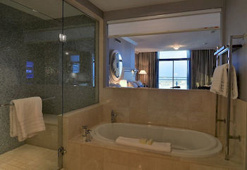 Deep Soaking Bathtub