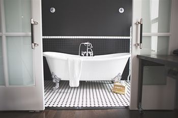 Deep Soaking Bathtub