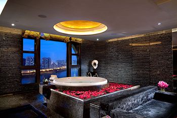 Deep Soaking Bathtub