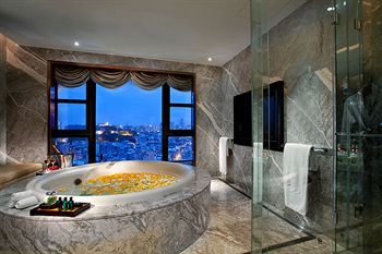 Deep Soaking Bathtub