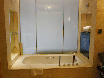 Deep Soaking Bathtub