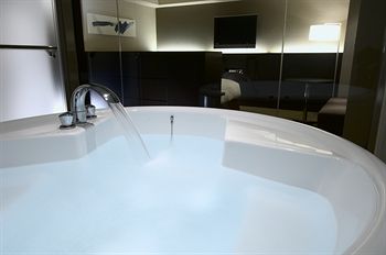 Deep Soaking Bathtub