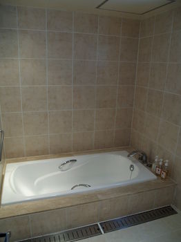 Deep Soaking Bathtub