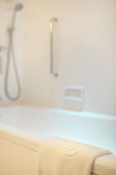 Deep Soaking Bathtub