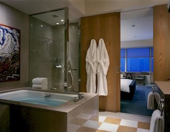 Deep Soaking Bathtub