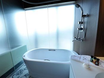 Deep Soaking Bathtub
