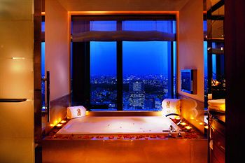 Deep Soaking Bathtub