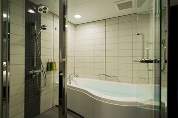Deep Soaking Bathtub