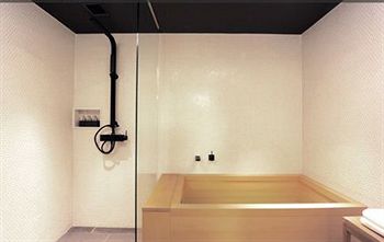 Deep Soaking Bathtub