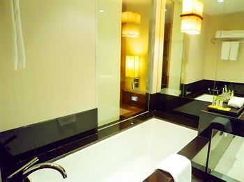 Deep Soaking Bathtub