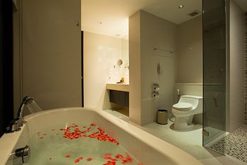 Deep Soaking Bathtub