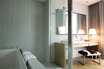Deep Soaking Bathtub