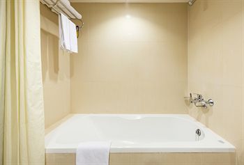 Deep Soaking Bathtub
