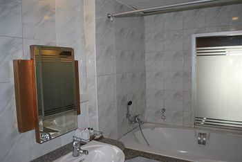 Deep Soaking Bathtub