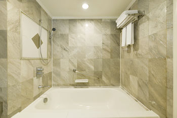 Deep Soaking Bathtub