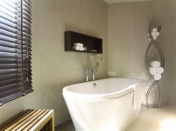 Deep Soaking Bathtub
