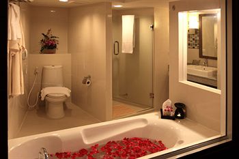 Deep Soaking Bathtub