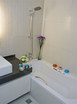 Deep Soaking Bathtub