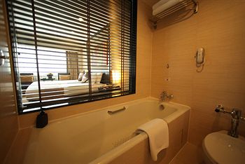 Deep Soaking Bathtub