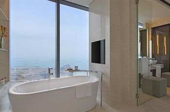 Deep Soaking Bathtub