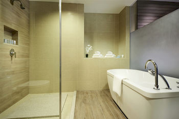 Deep Soaking Bathtub