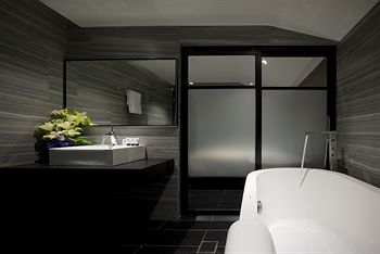 Deep Soaking Bathtub