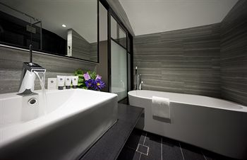 Deep Soaking Bathtub