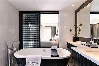Deep Soaking Bathtub