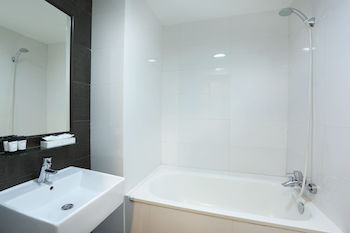 Deep Soaking Bathtub