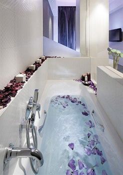 Deep Soaking Bathtub