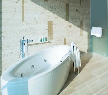 Deep Soaking Bathtub