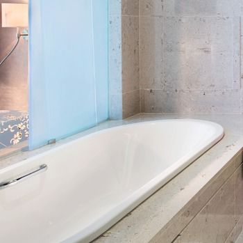 Deep Soaking Bathtub