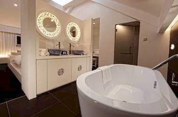 Deep Soaking Bathtub