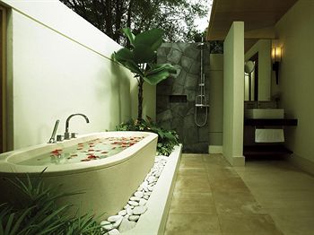 Deep Soaking Bathtub