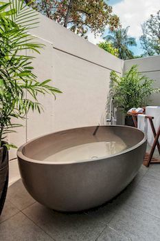Deep Soaking Bathtub