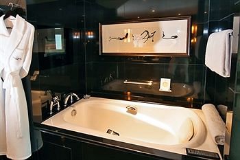 Deep Soaking Bathtub