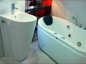 Deep Soaking Bathtub