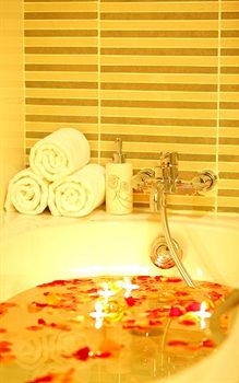 Deep Soaking Bathtub