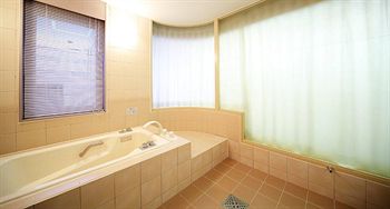 Deep Soaking Bathtub