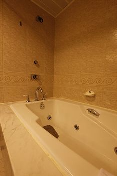 Deep Soaking Bathtub