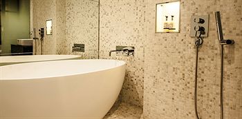 Deep Soaking Bathtub