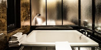Deep Soaking Bathtub